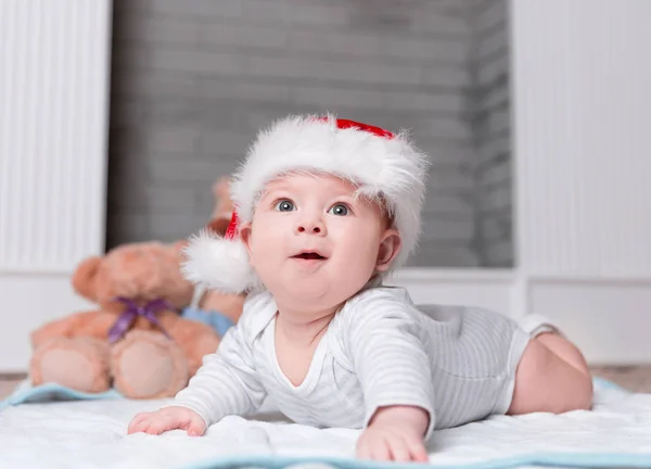 Bebê feliz em chapéu Santas na véspera de Natal . — Fotografia de Stock