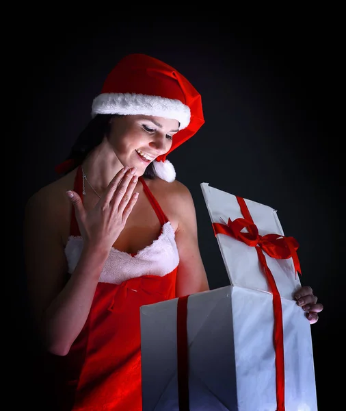 Surpresa jovem mulher em traje de Papai Noel abrir um Chris — Fotografia de Stock