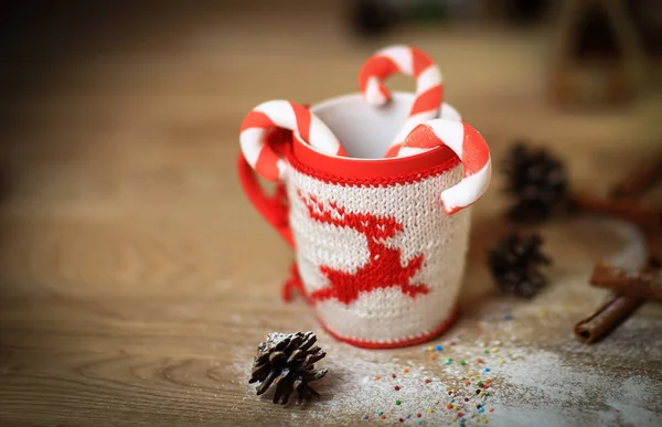 Imagen borrosa de taza de Navidad y palos de canela en ba de madera — Foto de Stock