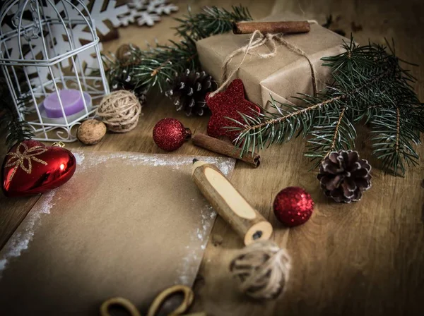 인사말 카드 및 선물 상자 크리스마스 배경입니다. 레트로 스타일 — 스톡 사진