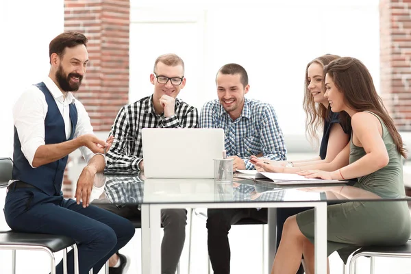 Equipo de negocios sentado en la mesa de la oficina —  Fotos de Stock