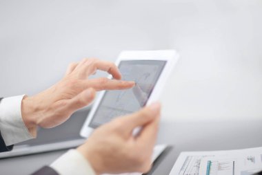 Dijital tablet ekranında işaret up.businessman kapatın