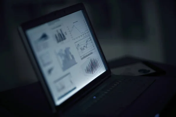 Close up.financial chart on the laptop screen — Stock Photo, Image