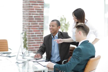 iş takım onların masada oturan iş sorunları tartışıyor