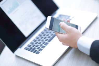 işadamı ile hareket eden ve modern ofis içinde laptop