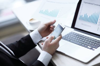 Finans ve banka kullanan closeup.business kişi internet üzerinde