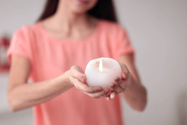 yanan bir mum ile up.Beautiful genç kadın kapatmak