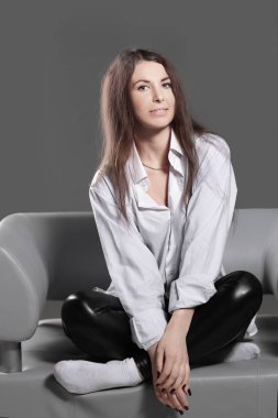 yaratıcı bir iş tatilinde bir ofis koltuğu oturan gülümseyen