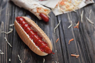 hızlı food.hot köpekler ahşap zemin üzerine sos ile