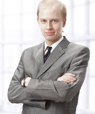 yakın çekim. office arka plan üzerinde emin işadamı portresi