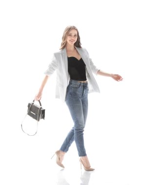 kendine güvenen genç kadın zarif bir çanta ile ileri .isolated white.photo kopya alanı ile devam ediyor