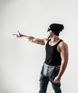 duygusal ve karizmatik Dj - rapçi kulaklıklar üzerinde bir ışık ile