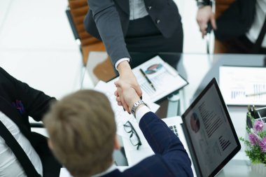 yakın çekim. ticaret ortakları müzakere masasına el sıkışma
