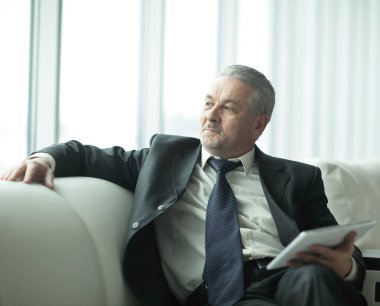 Modern office.people ve teknoloji oturma sorumlu işadamı