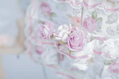 gül cam masa üzerinde hassas kompozisyon