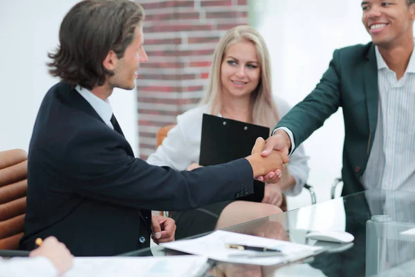 Closeup.handshake of business partners.the concept of cooperation — Stock Photo, Image