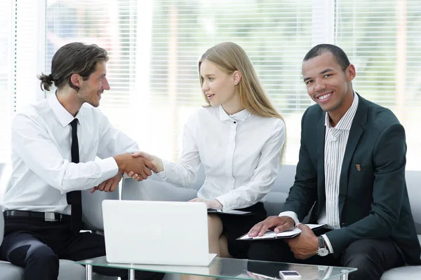 Vítejte handshake Manager a client.photo s kopií prostor. — Stock fotografie