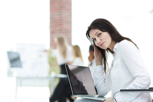 Leende affärskvinna med laptop på suddig bakgrund — Stockfoto
