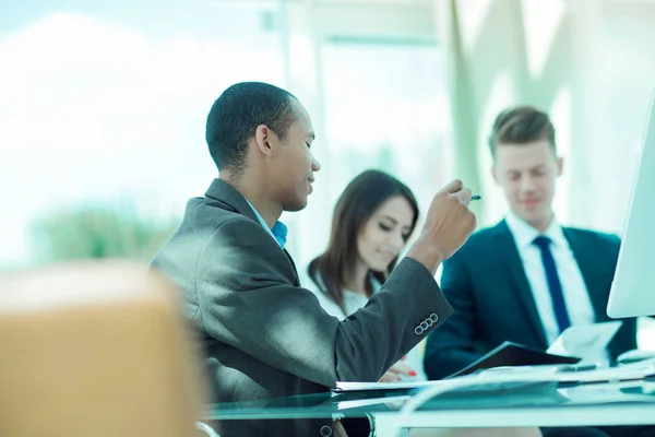 Empleados discutiendo nuevas ideas en una oficina moderna.t —  Fotos de Stock