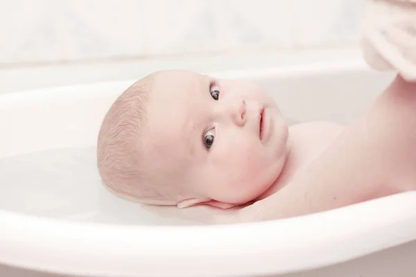 Zblízka. Maminka se koupe novorozence baby.photo s kopií prostor — Stock fotografie