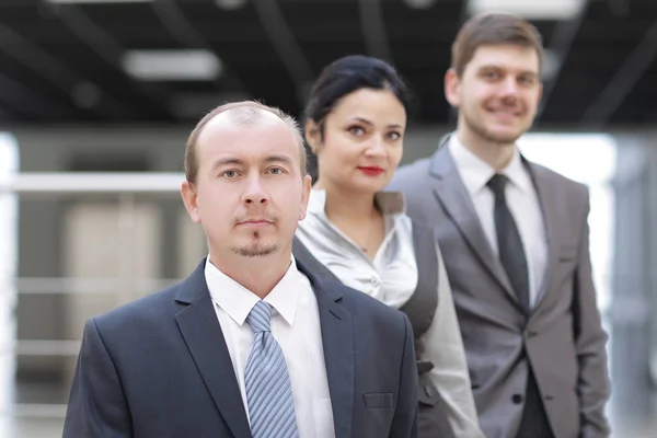 Grupo de empresarios en el fondo de la oficina — Foto de Stock