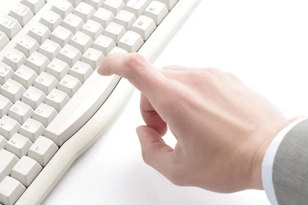 Пальцем нажал на кнопку на старой клавиатуре компьютера — стоковое фото