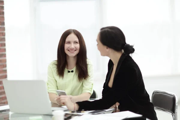 Fecha. mulheres de negócios e assistente discutindo questões de trabalho no escritório — Fotografia de Stock