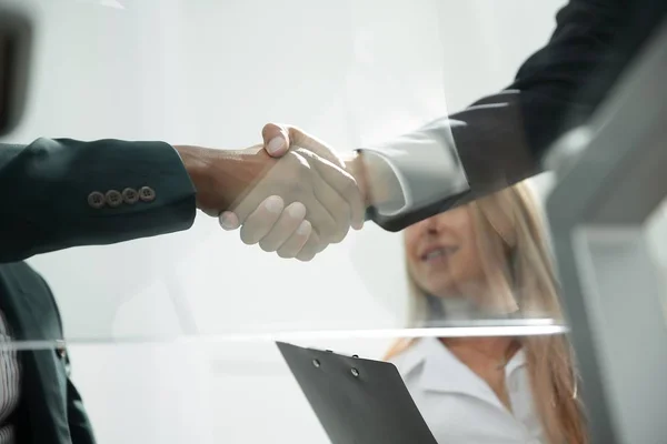 Dolní view.closeup obchodních partnerů handshake — Stock fotografie