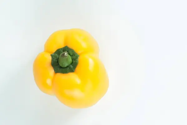 Giallo dolce peperone .isolato su un bianco — Foto Stock