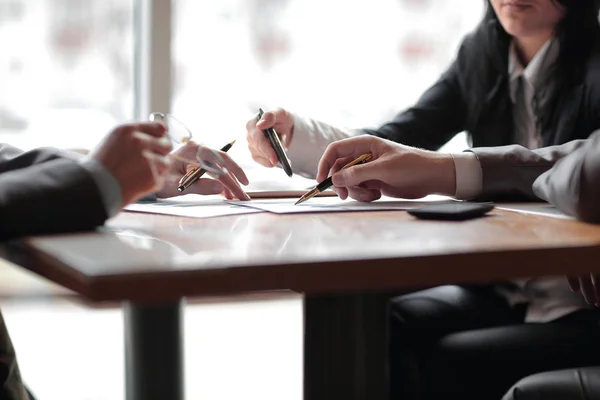 Närbild. Business-team på skrivbordet på kontoret — Stockfoto