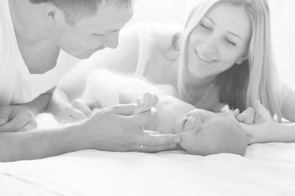 Concepto de felicidad familiar - padres felices y el bebé recién nacido —  Fotos de Stock