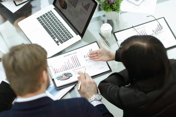 Close up. Business-Team, das Finanzpläne analysiert. Rückansicht — Stockfoto