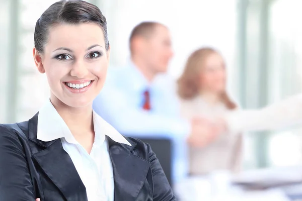 Close up.portrait de mujer de negocios exitosa en el fondo de la oficina — Foto de Stock