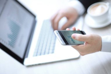 portre. işadamı mali çizelgeleri insanlar ve teknoloji ile çalışma