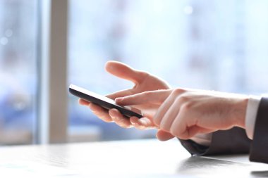 up.modern adam Smartphone'da metin yazarak kapatın