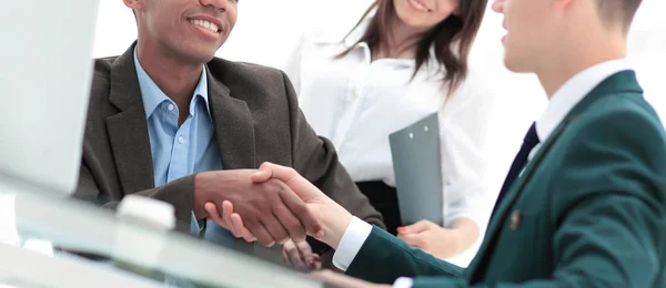 Handshake Obchodních Partnerů Sedí Stolu Stůl Kanceláři — Stock fotografie