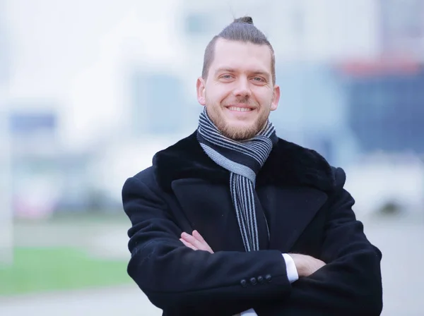 Closeup.portrait de un hombre exitoso sobre fondo borroso — Foto de Stock