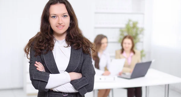 Lächelnde Geschäftsfrau im Hintergrund des Büros — Stockfoto