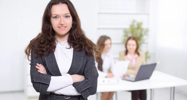 Closeup.Smiling affärskvinna på bakgrunden av kontoret — Stockfoto