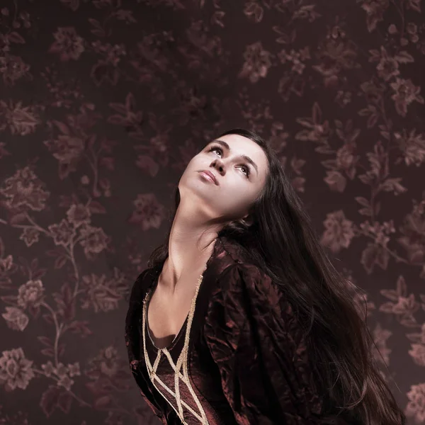 Retrato de mujer joven glamorosa en vestido elegante . —  Fotos de Stock