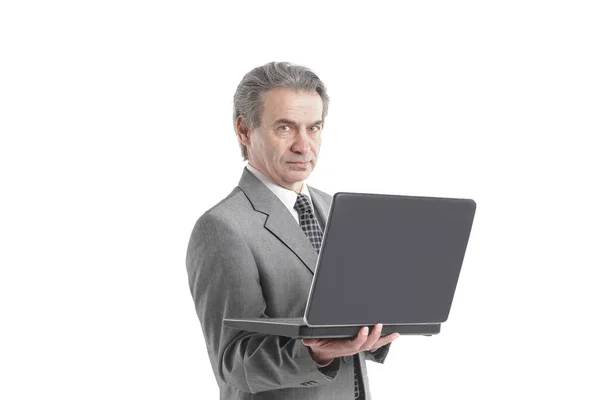 Cerrar up.adult hombre de negocios mirando screen.isolated portátil sobre fondo blanco — Foto de Stock