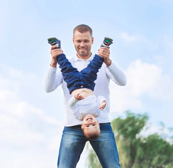 Buon padre e figlio in una passeggiata in una giornata di sole nel parco — Foto Stock