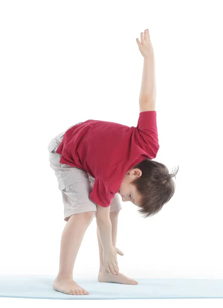 Niño realiza un ejercicio para estirar los músculos.aislado en blanco —  Fotos de Stock