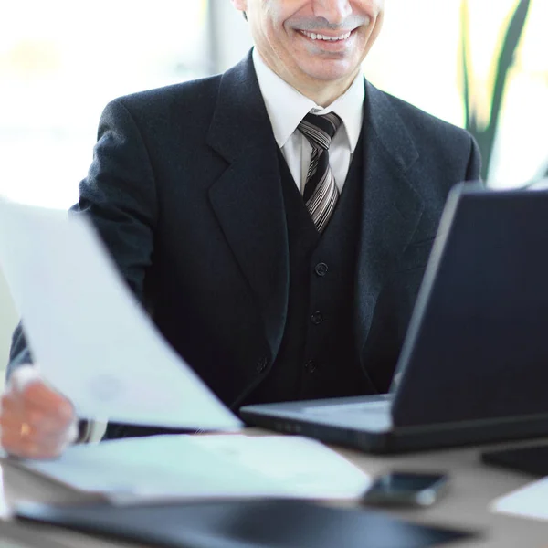 Lächelnder Geschäftsmann Sitzt Seinem Schreibtisch — Stockfoto