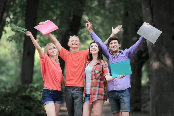 Gäng glada studenter i staden Park — Stockfoto