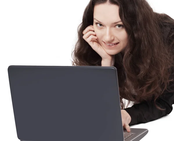 Biznes kobieta pracuje na laptopie, leżąc na podłodze. — Zdjęcie stockowe