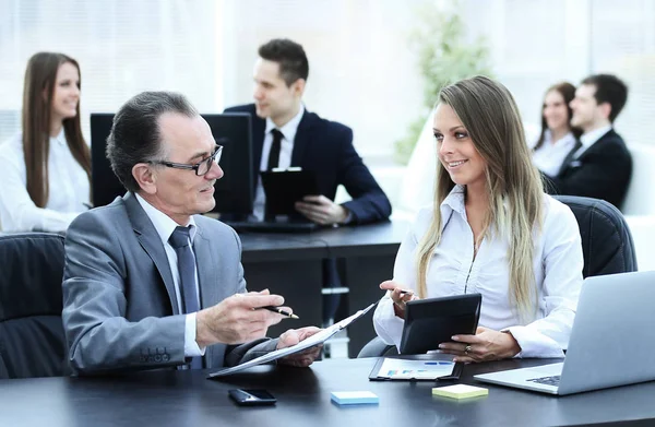 Empleados que utilizan tabletas digitales para trabajar con datos financieros — Foto de Stock