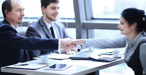 Handshake Manager und der Kunde über einem Schreibtisch — Stockfoto