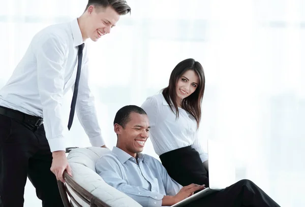 Equipe de negócios falando em uma pausa de trabalho . — Fotografia de Stock