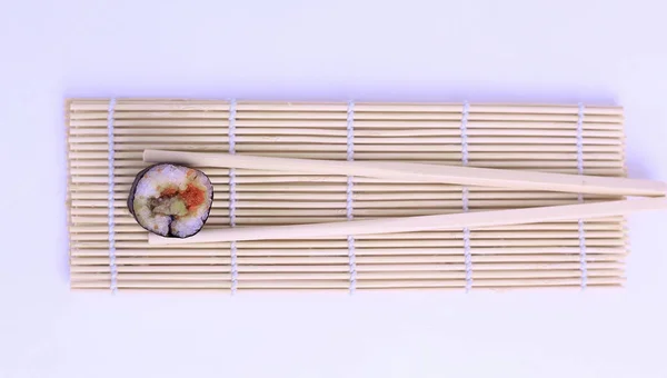 Μεγάλο .isolated σούσι και chopsticks σε ένα φως — Φωτογραφία Αρχείου